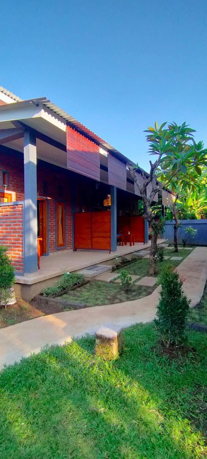 Tunjung guest house lovina beach Bed and Breakfast in Buleleng