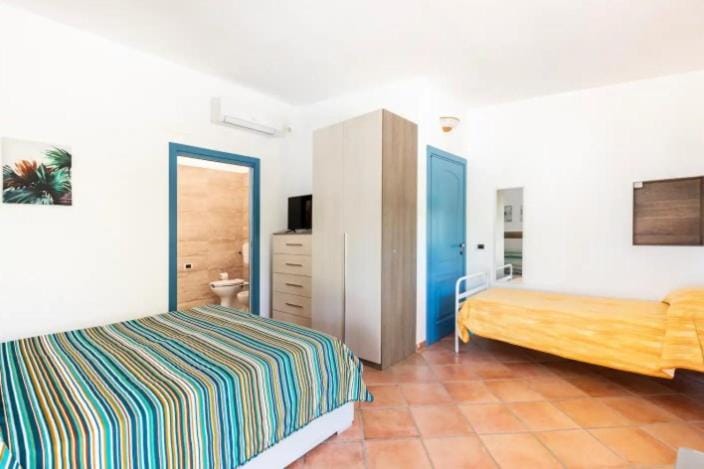 Bedroom, wardrobe, air conditioner