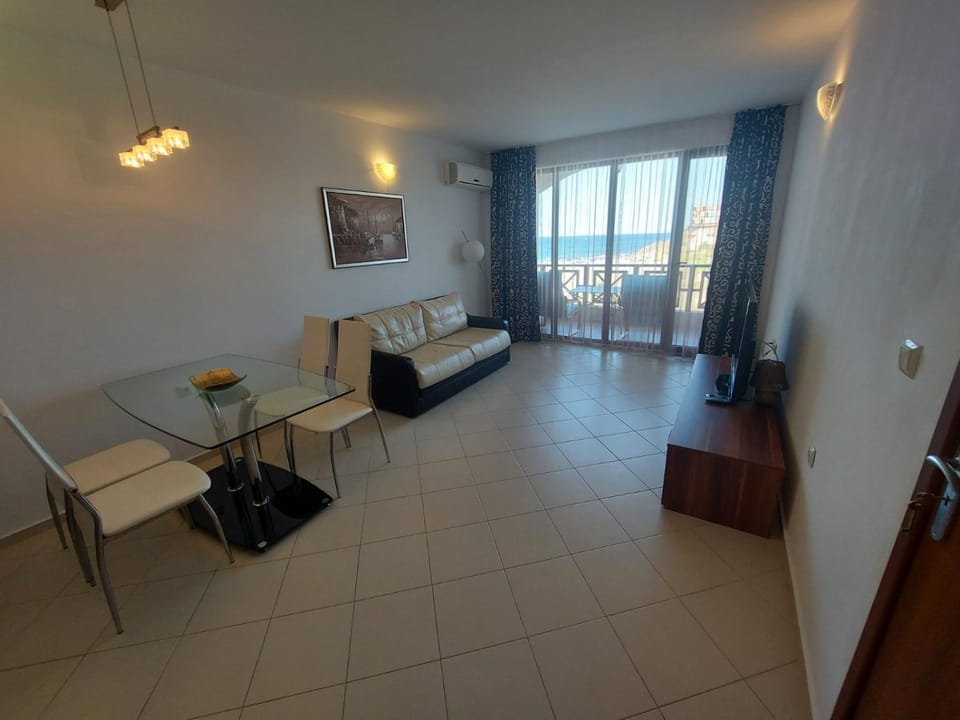 Bed, TV and multimedia, Living room, Bedroom
