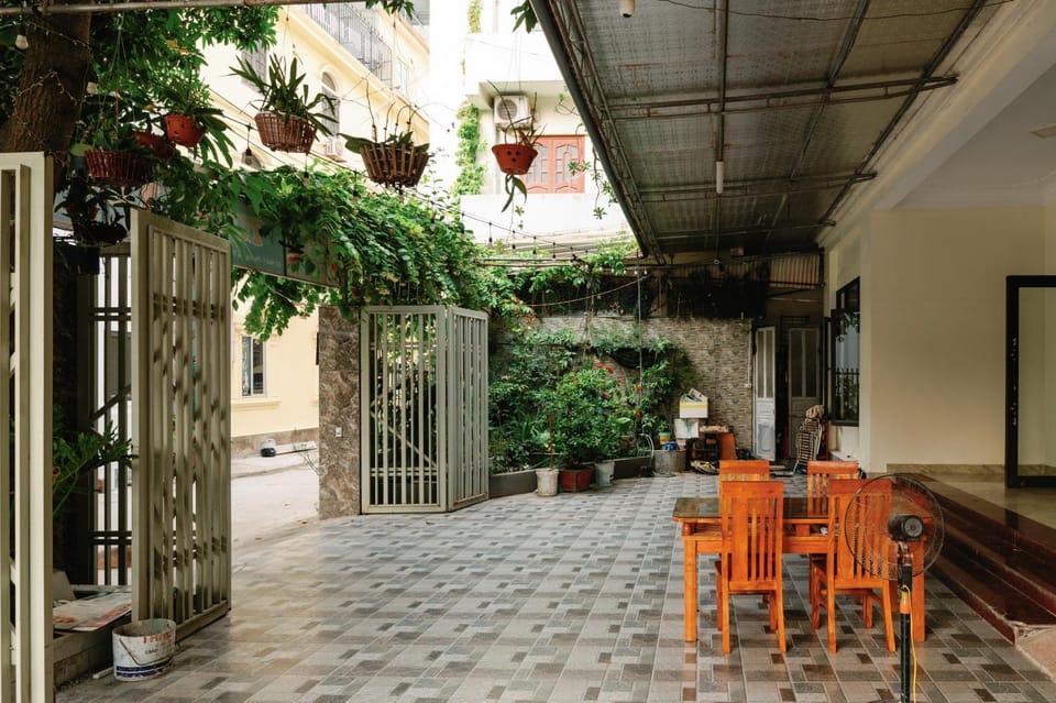 Property building, Patio, Day, Balcony/Terrace