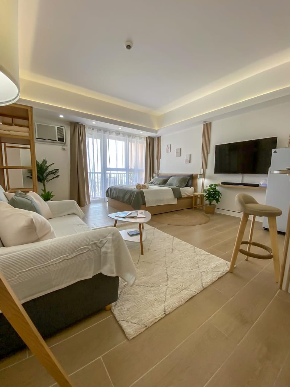 Bed, TV and multimedia, Living room, Photo of the whole room, Seating area, Bedroom