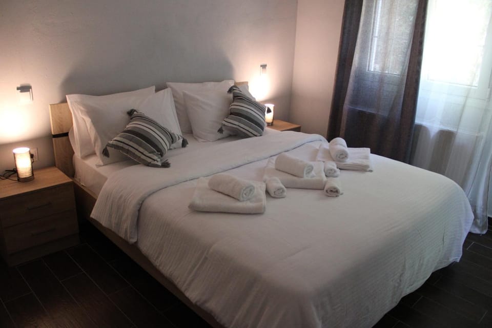 Bed, Photo of the whole room, Bedroom, towels