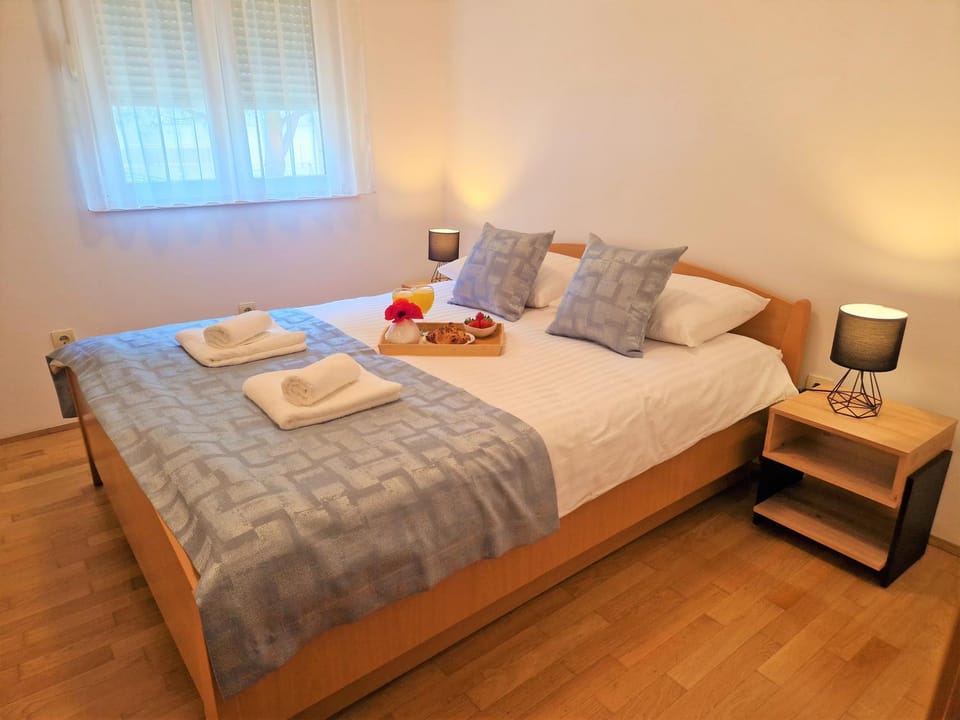 Bed, Bedroom, towels