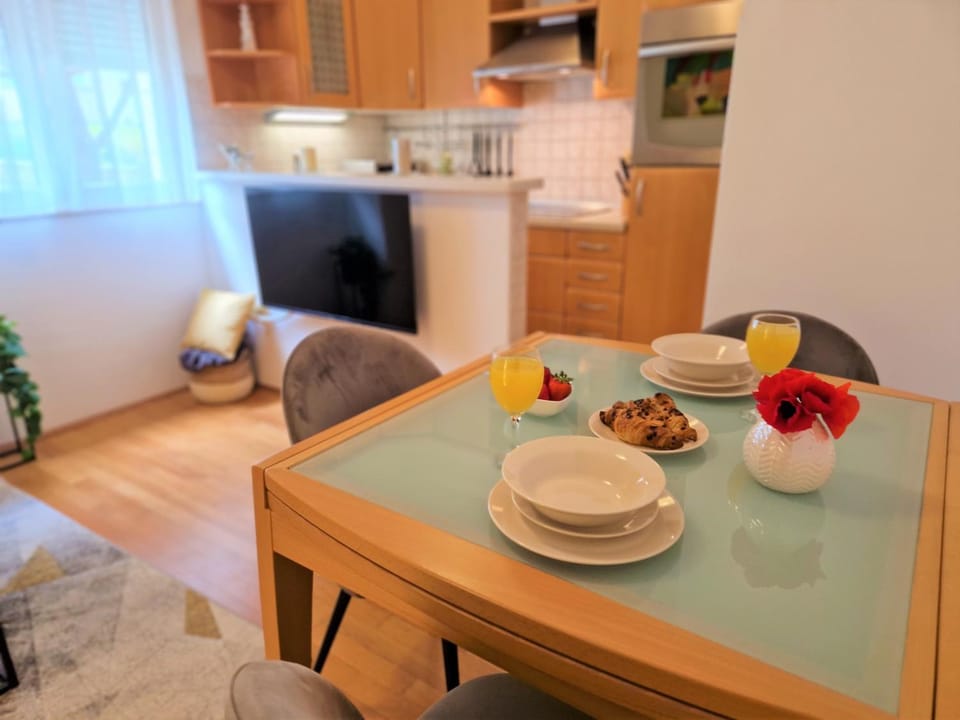 TV and multimedia, Kitchen or kitchenette, Dining area, minibar