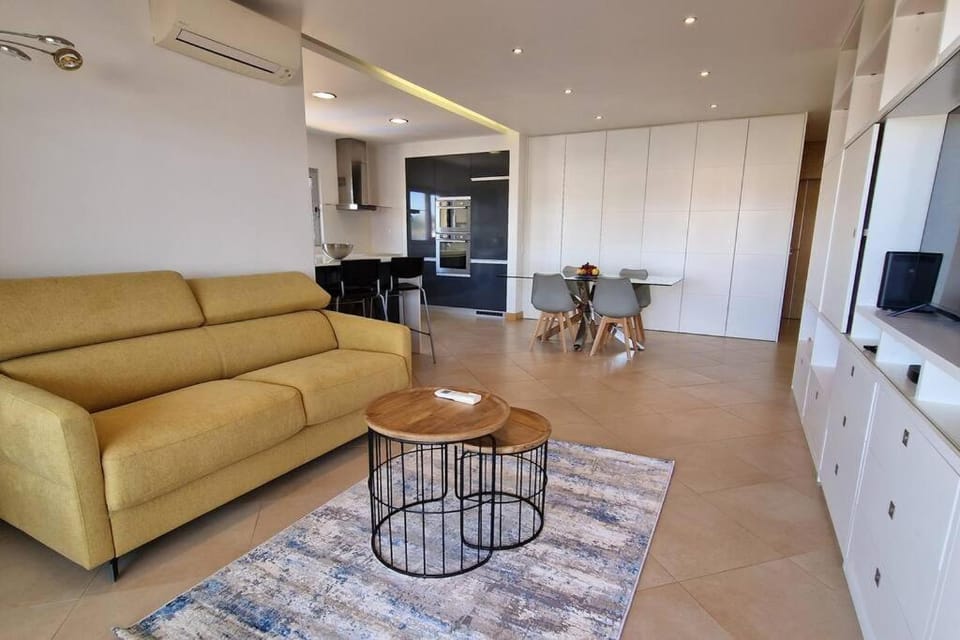 Living room, Dining area, air conditioner