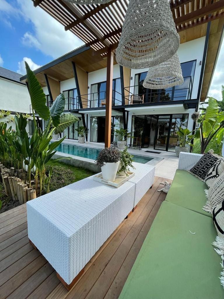 Property building, Patio, Balcony/Terrace, Seating area, Swimming pool