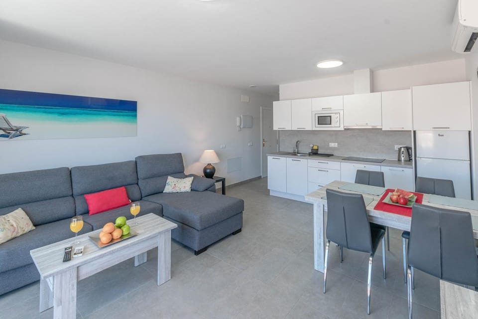 Kitchen or kitchenette, Living room, Seating area, Dining area