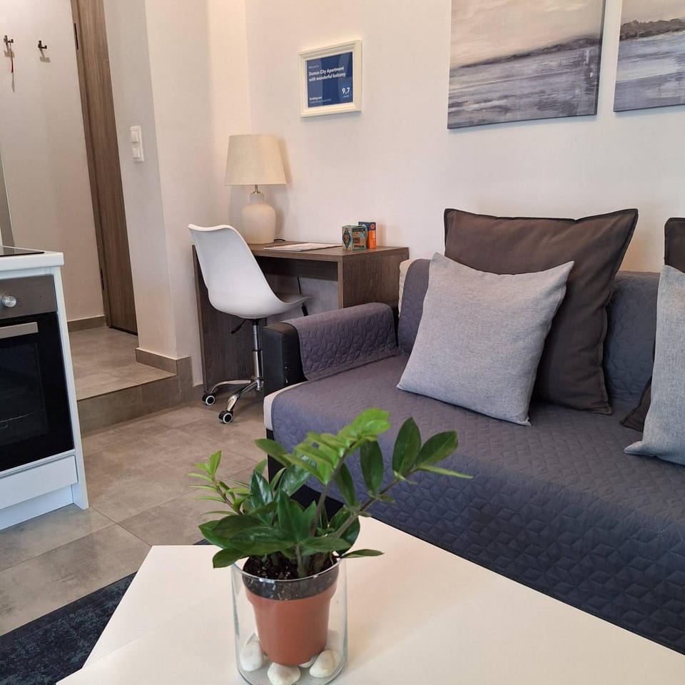 Kitchen or kitchenette, Seating area, oven