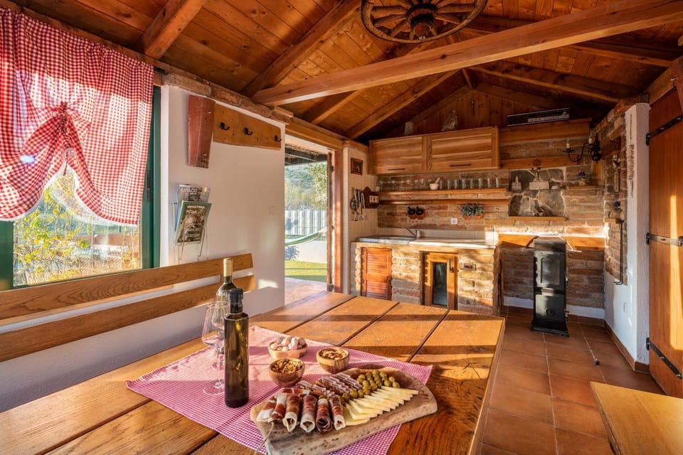 Kitchen or kitchenette, Seating area, Dining area
