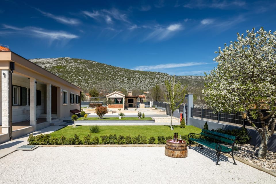 Property building, Day, Natural landscape, Garden, Garden view