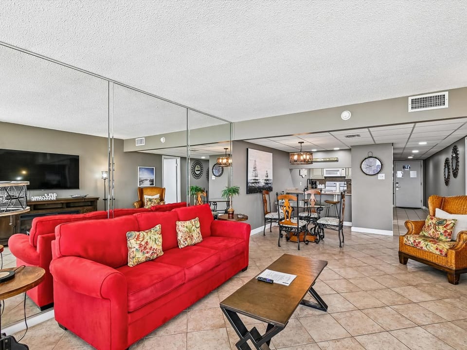 TV and multimedia, Kitchen or kitchenette, Living room, Seating area, Dining area, furniture, air conditioner