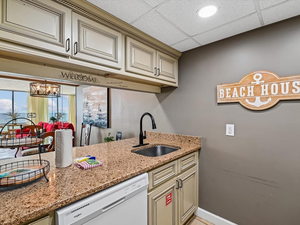 Kitchen or kitchenette, Living room, dishwasher, kitchen