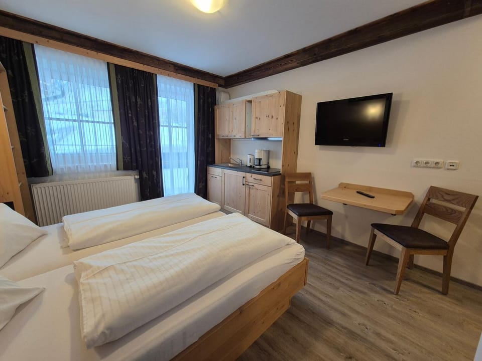 Bed, Kitchen or kitchenette, Photo of the whole room, Dining area, Bedroom