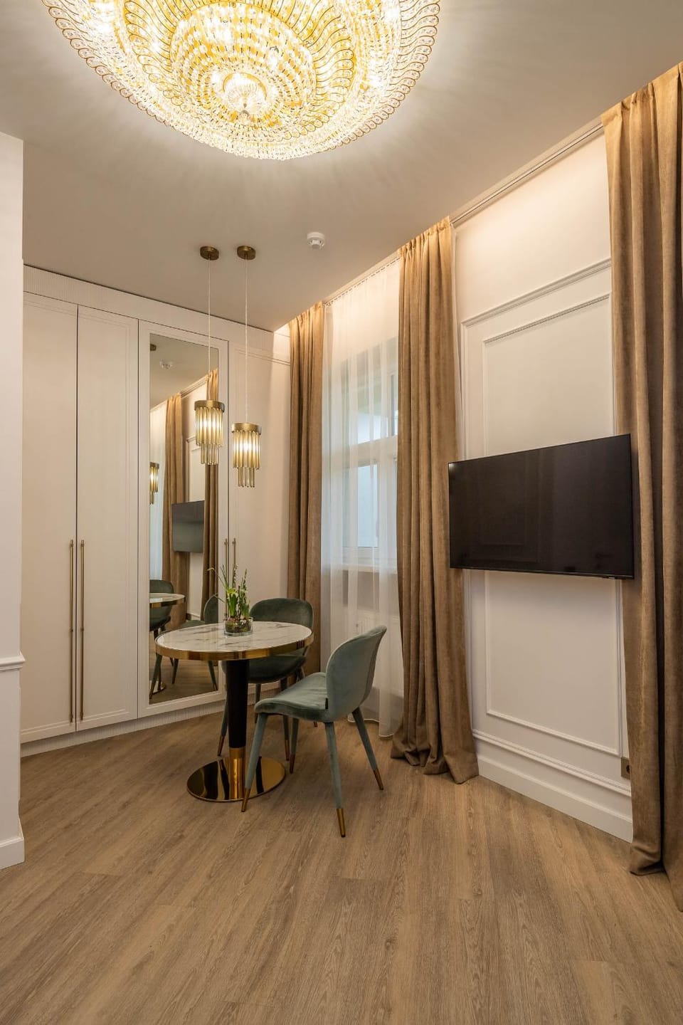 TV and multimedia, Living room, Seating area, Dining area