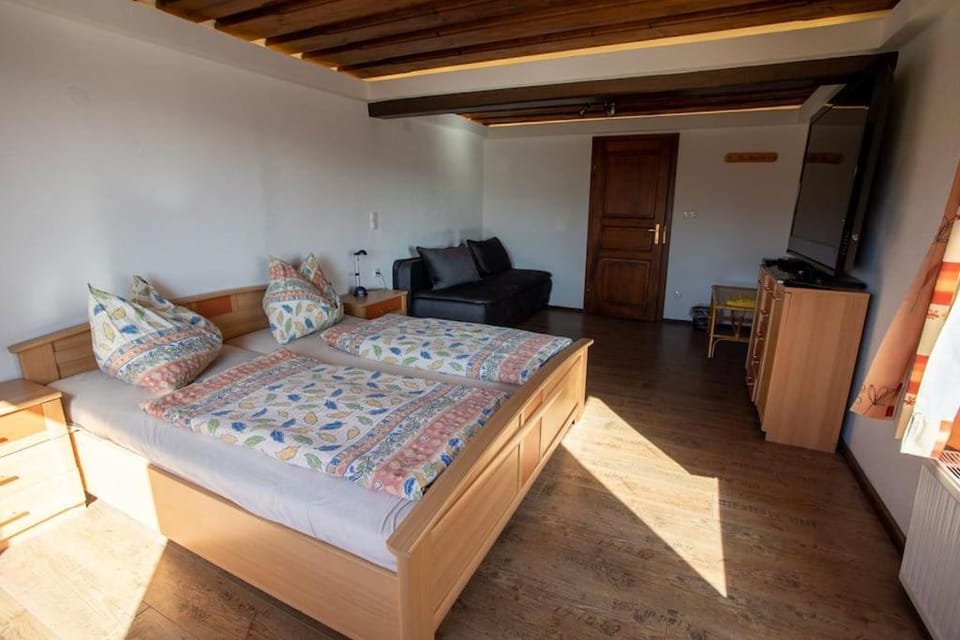 Bed, TV and multimedia, Bedroom