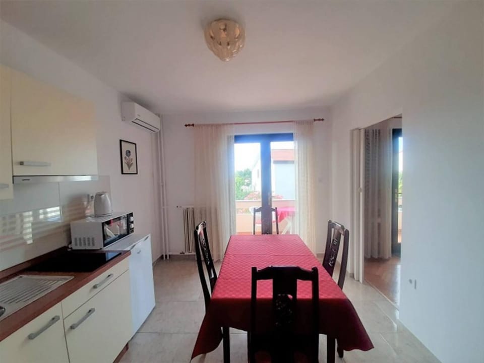 Kitchen or kitchenette, Dining area, internet, microwave, stove, air conditioner