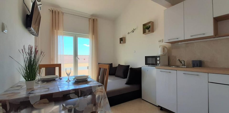 TV and multimedia, Coffee/tea facilities, Kitchen or kitchenette, Living room, microwave, air conditioner