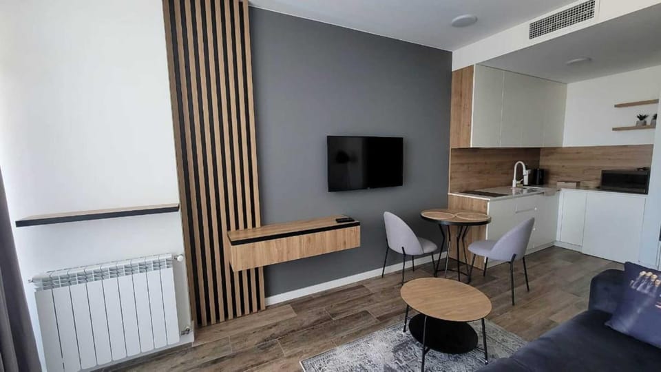 TV and multimedia, Kitchen or kitchenette, Living room, Seating area, Dining area