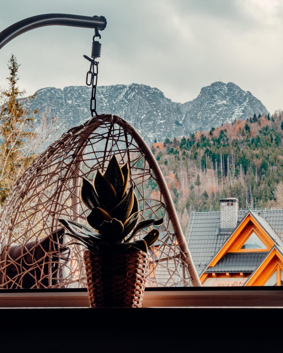 Nearby landmark, Day, Natural landscape, Mountain view