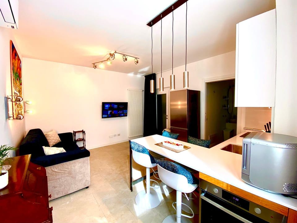 Kitchen or kitchenette, Living room, Seating area, Dining area, minibar, pet friendly