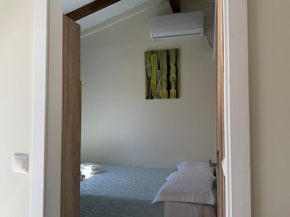 Bed, Bedroom, towels, air conditioner