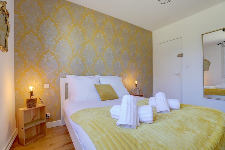 Bed, Photo of the whole room, Bedroom, towels