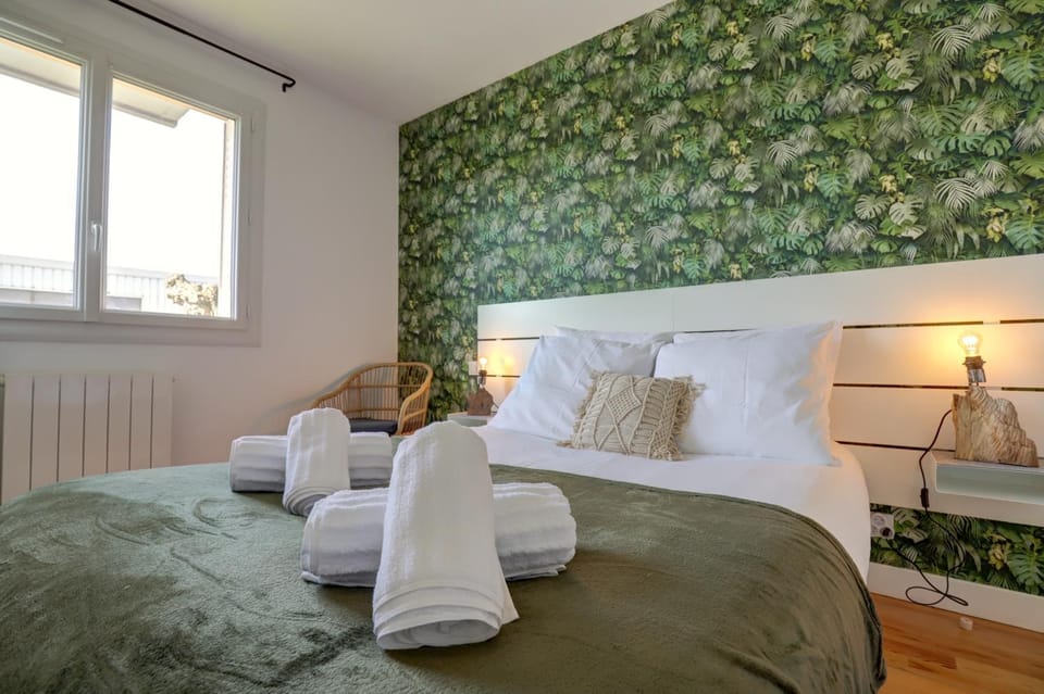 Bed, Photo of the whole room, Bedroom, towels