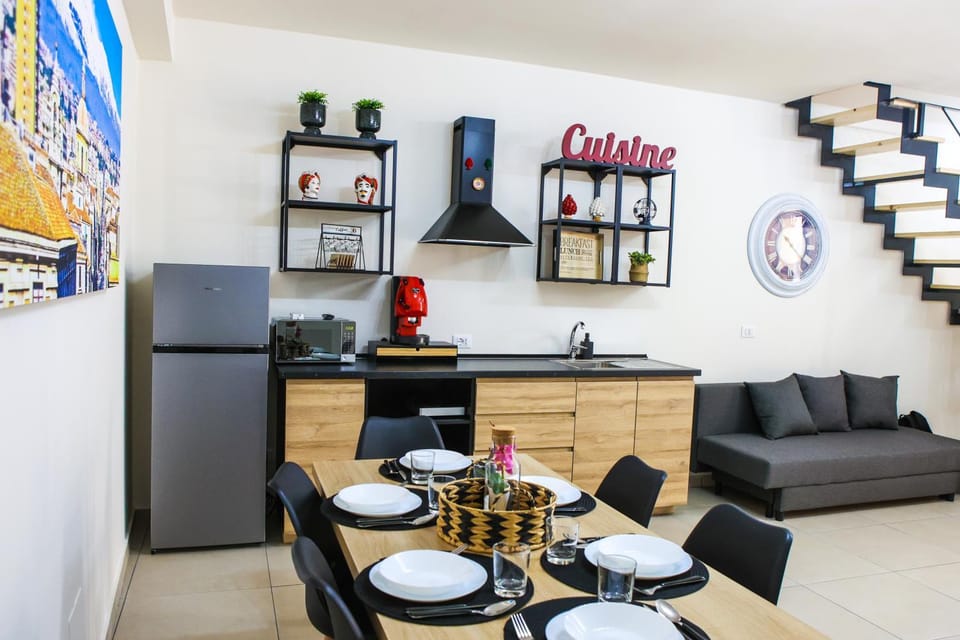 Kitchen or kitchenette, Living room, Seating area, Dining area