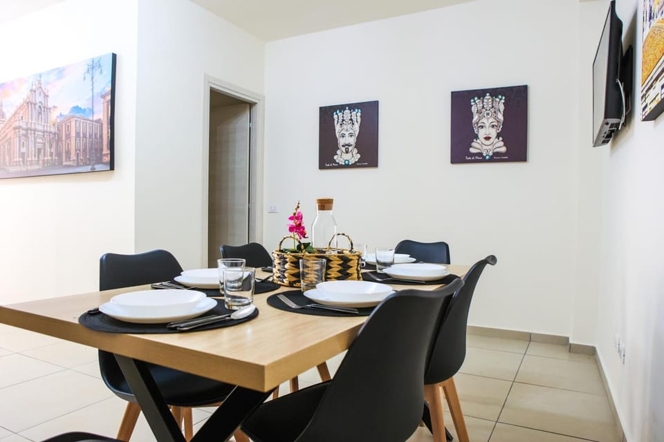 TV and multimedia, Living room, Food and drinks, Seating area, Dining area, Food