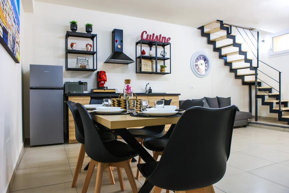 Kitchen or kitchenette, Living room, Seating area, Dining area