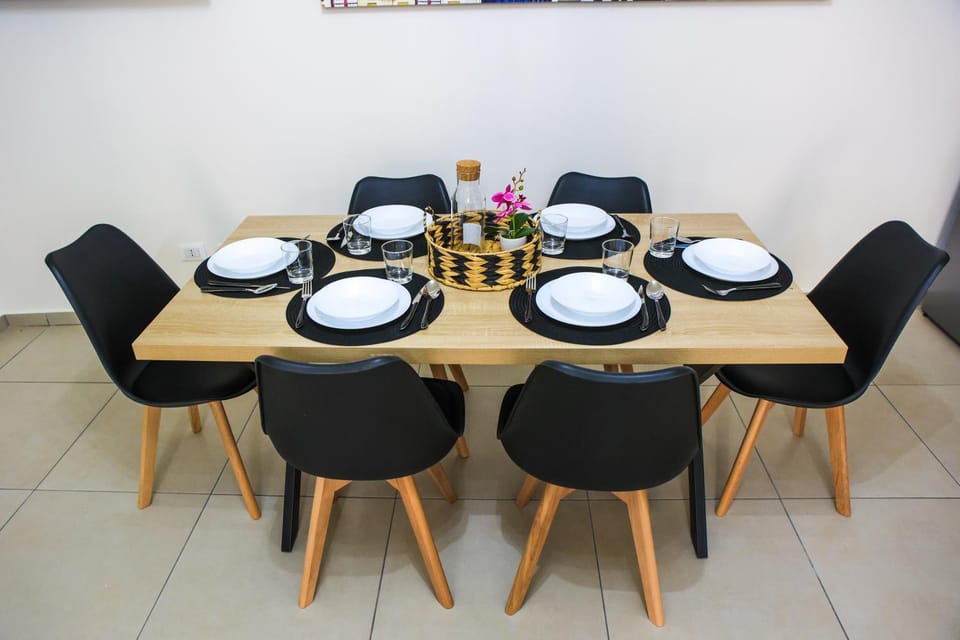 Living room, Food and drinks, Seating area, Dining area, Food, Drinks