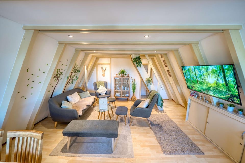 Communal lounge/ TV room, TV and multimedia, Living room, Dining area, Food