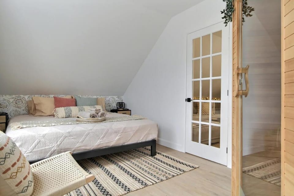 Lovely Boho Spa Sauna AC and Free Parking Apartment in Quebec City