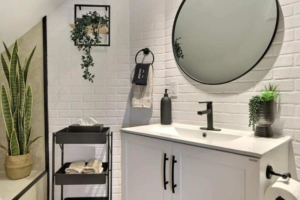 Lovely Boho Spa Sauna AC and Free Parking Apartment in Quebec City