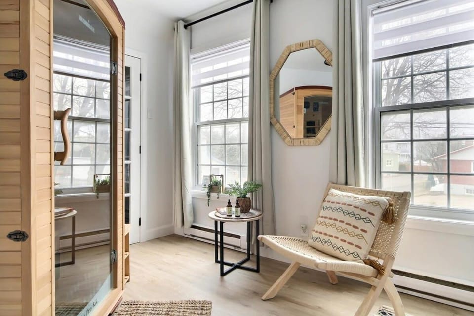 Lovely Boho Spa Sauna AC and Free Parking Apartment in Quebec City