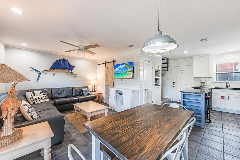 TV and multimedia, Kitchen or kitchenette, Living room, Dining area, furniture