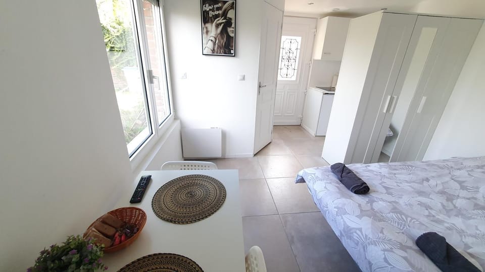 Bed, Photo of the whole room, wardrobe