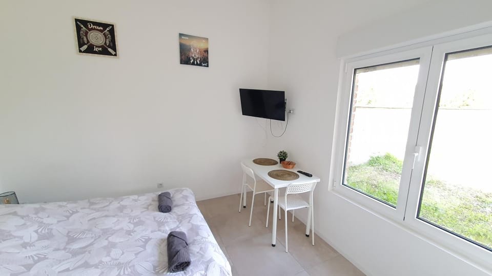 Bed, TV and multimedia, Photo of the whole room, towels