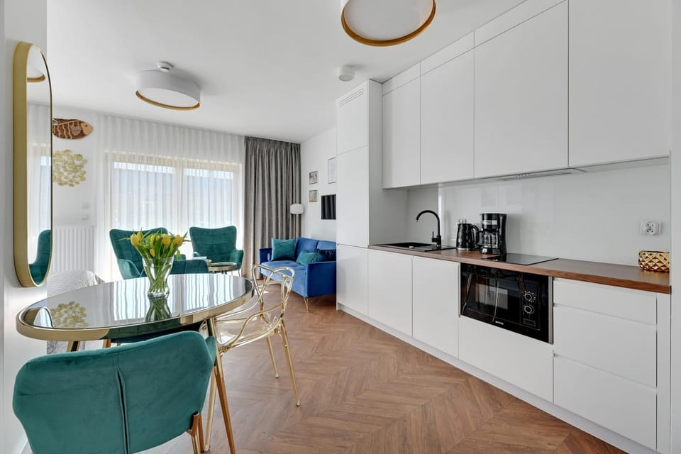 Coffee/tea facilities, Kitchen or kitchenette, Living room, Seating area, stove, toaster