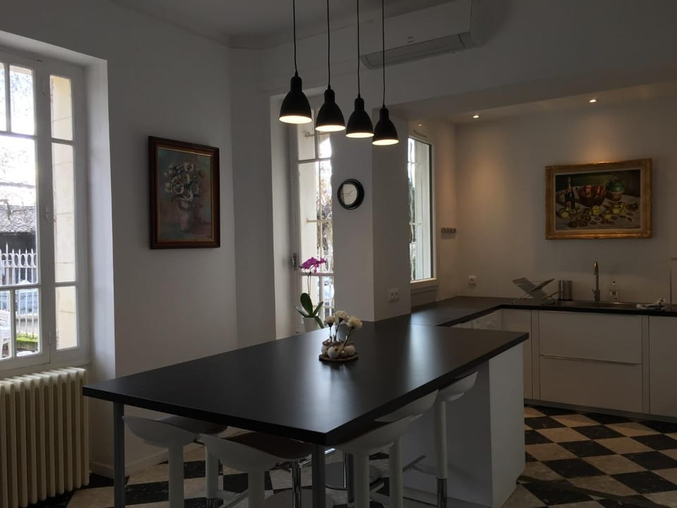 Kitchen or kitchenette, Dining area