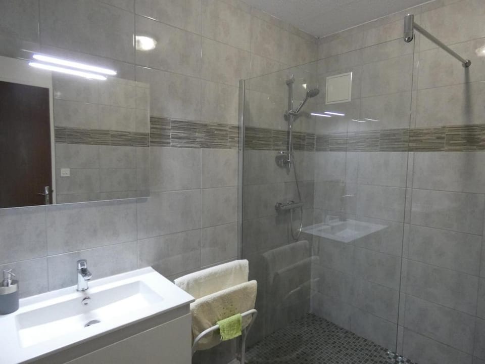 Shower, Bathroom, towels