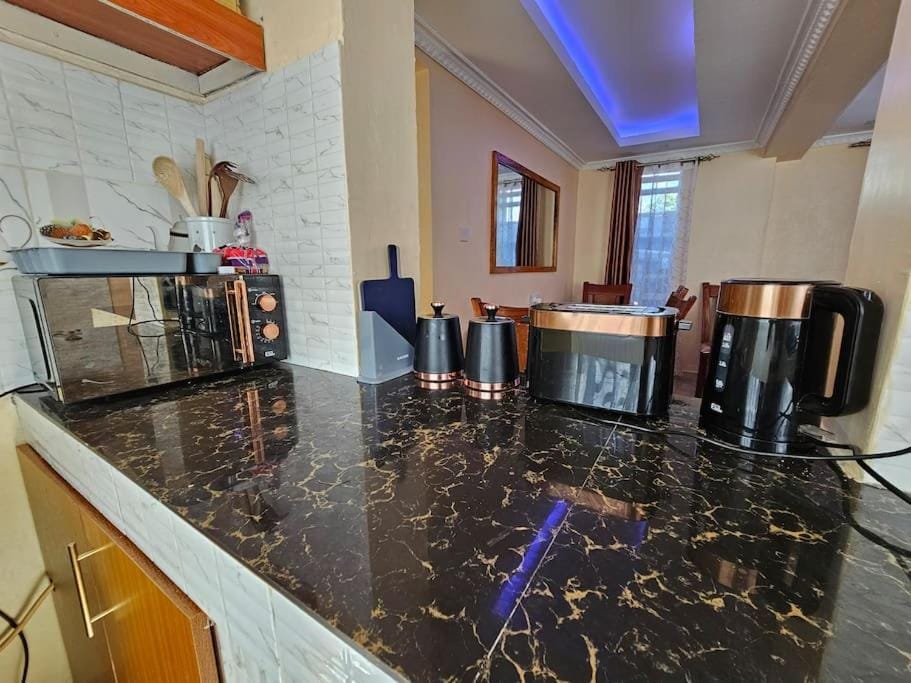 minibar, toaster