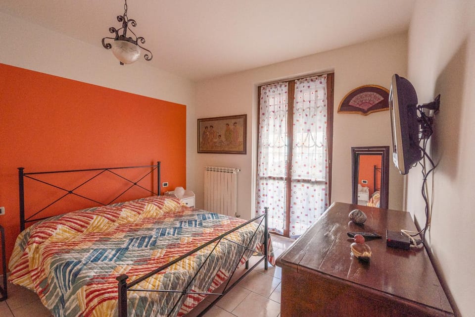 Bed, TV and multimedia, Photo of the whole room, Bedroom