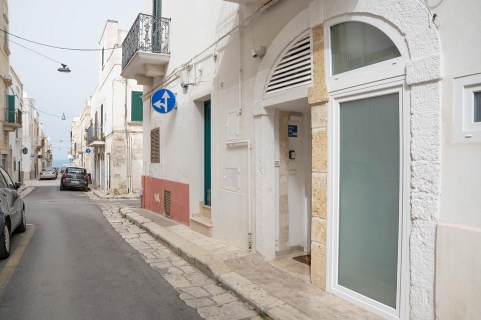 Facade/entrance, Neighbourhood
