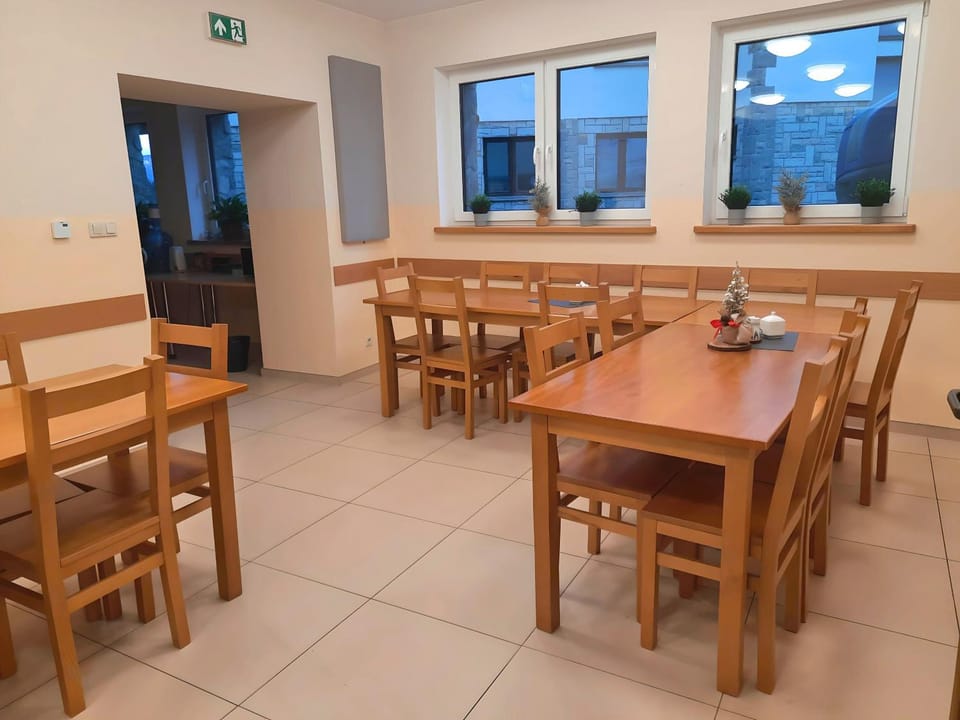 Restaurant/places to eat, Living room, Banquet/Function facilities, Seating area, Dining area