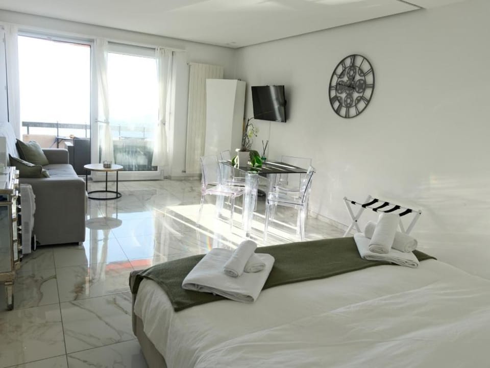 Bed, TV and multimedia, Living room, Seating area, Dining area, Bedroom
