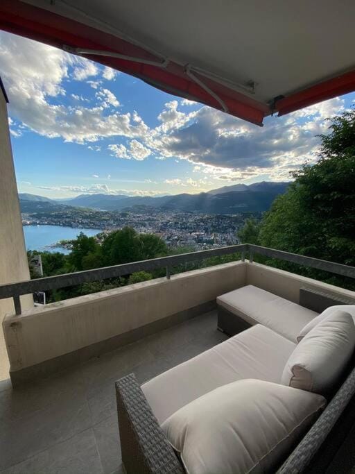 Day, Natural landscape, View (from property/room), Balcony/Terrace, Living room, Seating area, Mountain view
