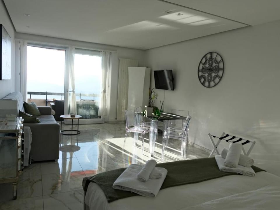 Communal lounge/ TV room, Bed, TV and multimedia, Living room, Seating area, Dining area, Evening entertainment