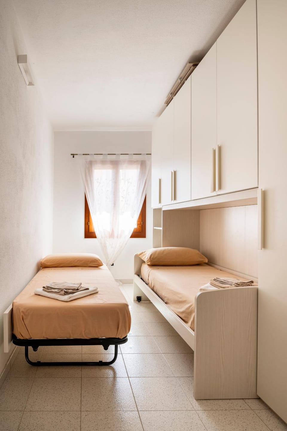Bed, Living room, Photo of the whole room, Bedroom, towels