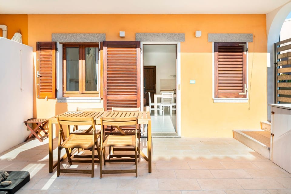 Patio, Day, Dining area